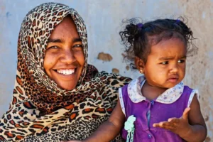 في عام 2023، كان متوسط عدد الأطفال الذين تنجبهم النساء في السودان 4.32 طفل، وفي العام التالي أُعلنت حالة المجاعة في أجزاء من البلاد