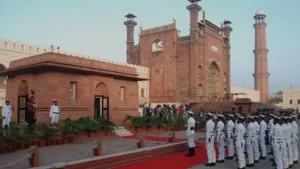 مراسم إحياء ذكرى ميلاد محمد إقبال أمام ضريحه في لاهور